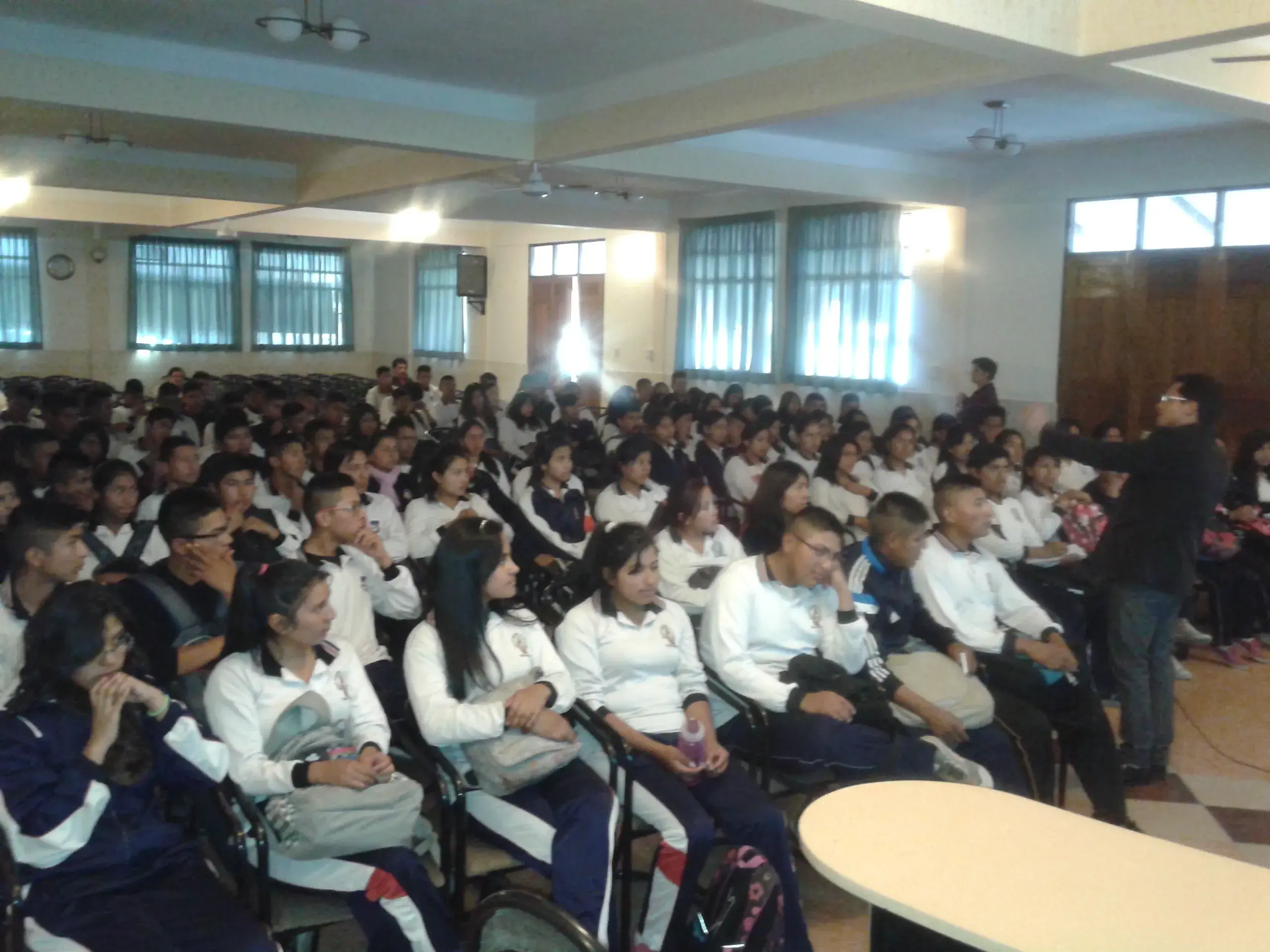 2015 - 9 - jun - charla a estudiantes (3)